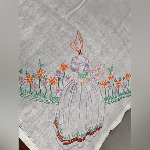 Embroidered Bonnet Girl dress flowered linen tablecloth large square - Picture 4 of 6